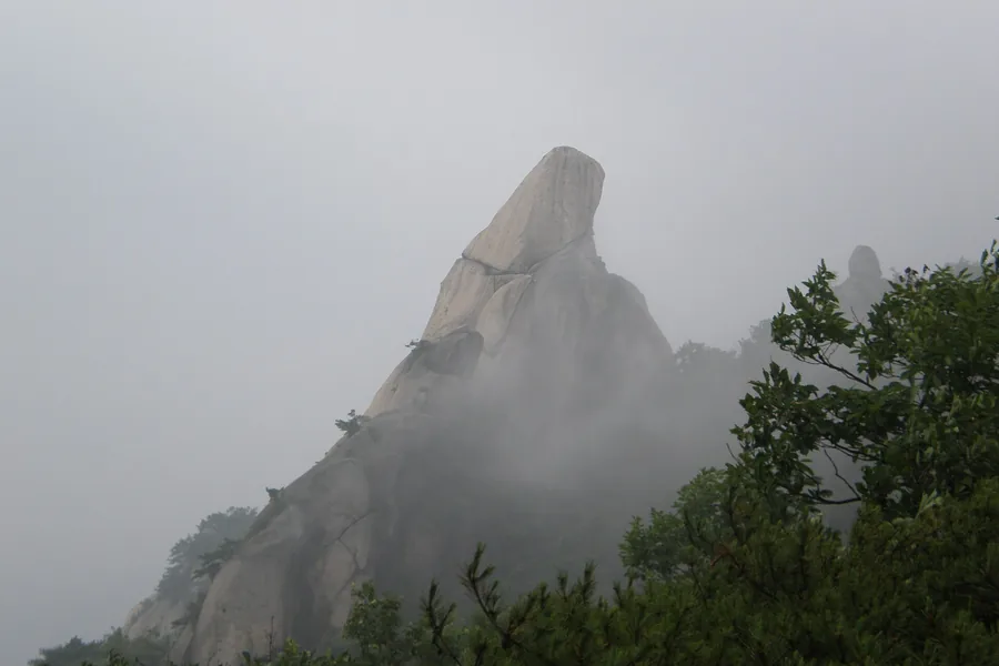 안개에 싸인 도봉산 우이암 바위