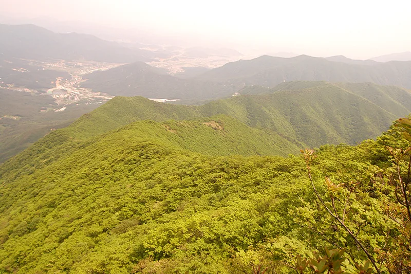 가지산 정상에서 내려다본 마을과 능선