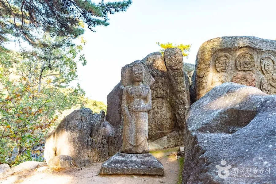 탑곡 마애불상군(부처바위). 하나의 바위 사면에 여러 부처와 탑이 새겨졌