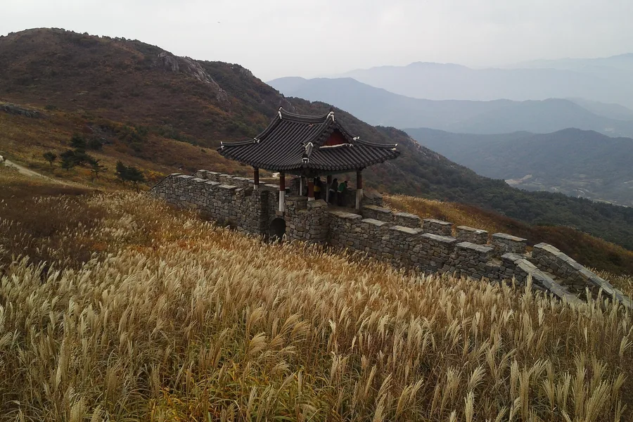 억새에 둘러싸인 황매산성 터. 드라마 촬영지로도 알려져 있다. ⓒChoi