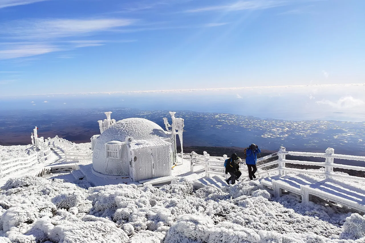 Snow and rime ice on the summit ridge of Hallasan in winter