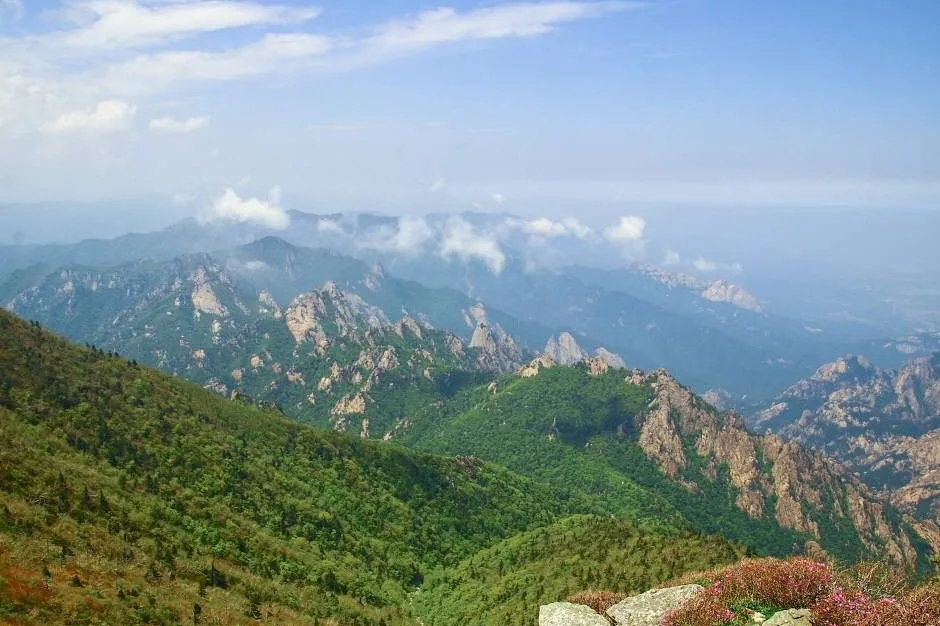 Rock ridges of Outer Seorak seen from the summit ridge of Daecheongbong