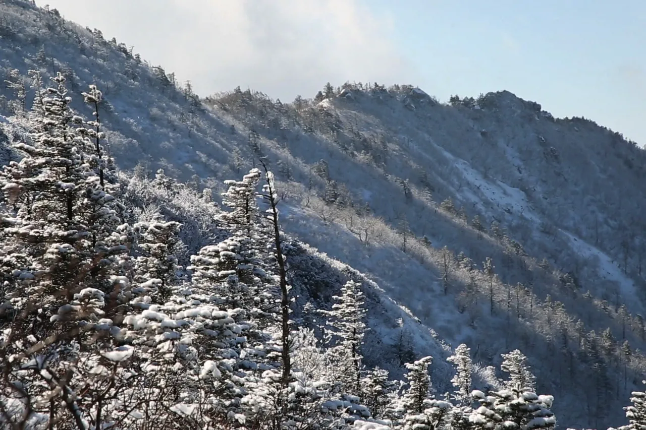 Snow-covered slopes and ridge on Seoraksan in winter